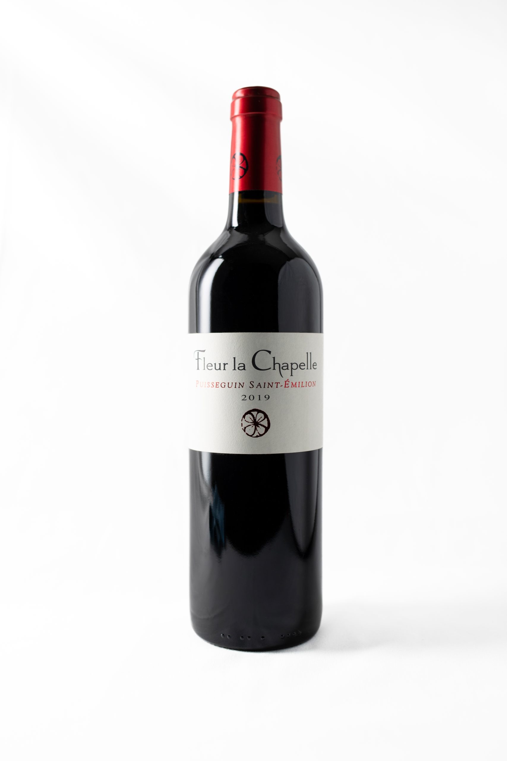 Vin rouge élégant de Bordeaux, réputé pour ses arômes de fruits rouges et ses tanins souples. Parfait pour accompagner les viandes grillées et les fromages, il incarne l'excellence des vins de la rive droite de Bordeaux.
