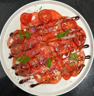 Fines tranches de tomate origine France et l'assaisonnement du chef.
Peut être servi en plat en complément de salade divers