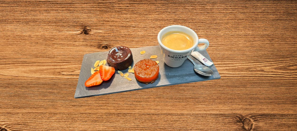 Expresso accompagné de 2 mini mignardise ou 1 moyenne 