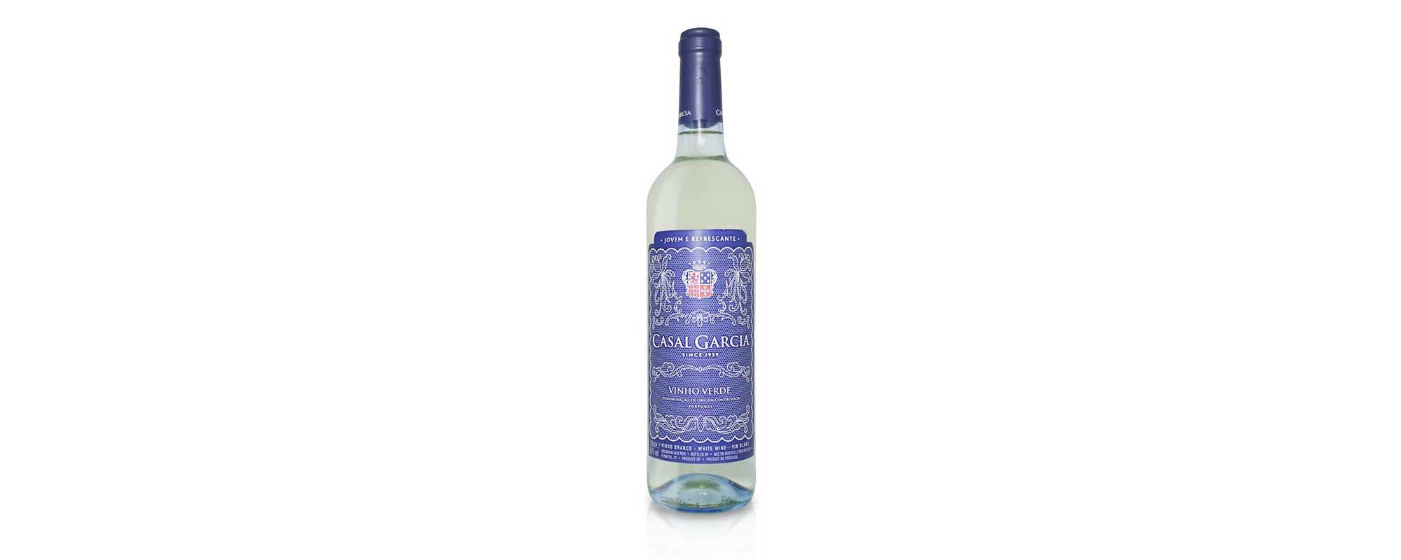 Vin vert portugais emblématique, apprécié pour sa fraîcheur et sa légèreté. Région du Vinho Verde, au nord-ouest du Portugal. Aômes fruités et floraux. Idéal en apéritif ou pour accompagner des plats légers tels que des fruits de mer, des salades et des plats asiatiques. 