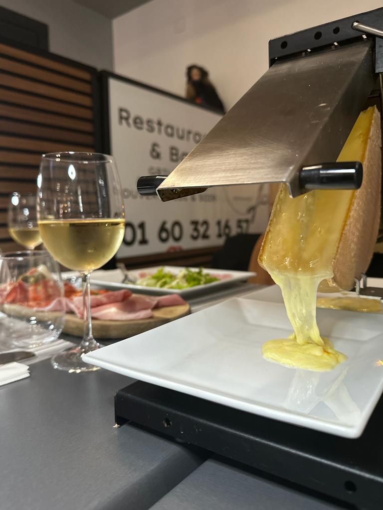 Servie avec des pommes de terre à volonté et une assiette de charcuterie