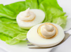 œufs frais et salade verte prépare a la demande