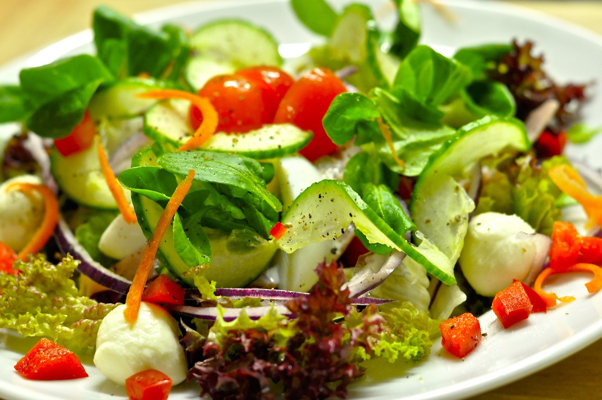 Salade verte, tomates ,oignons et un filet de huile d'olive