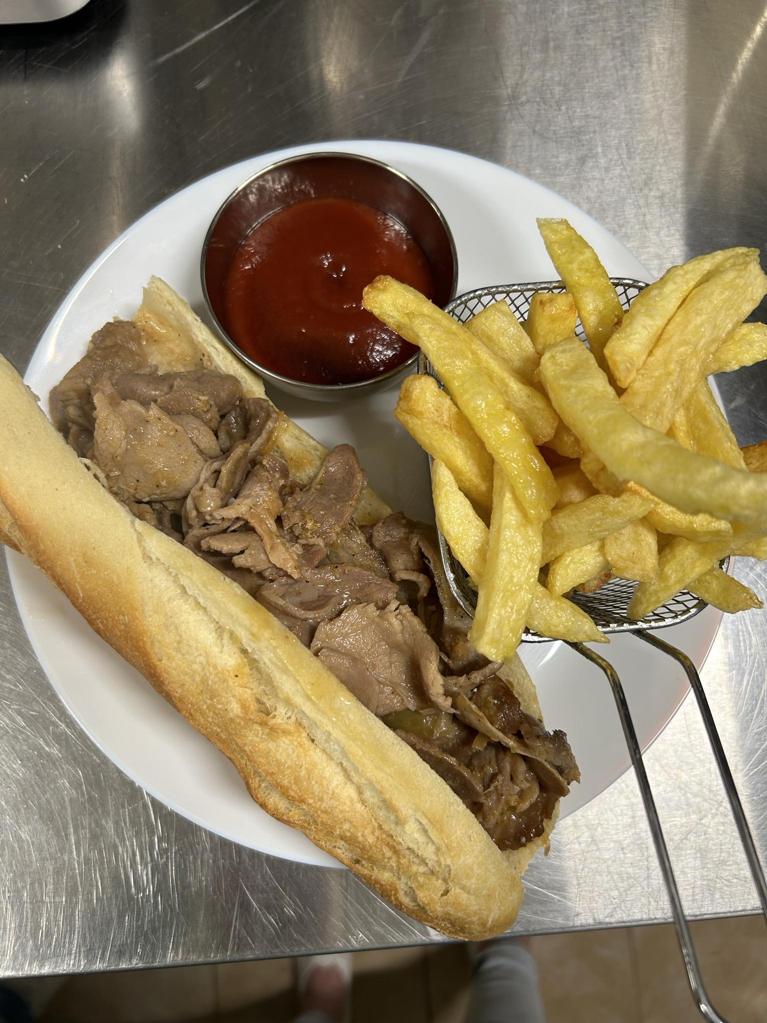 Pains baguette,Viande de porc, oignons,ail,
+sauce
