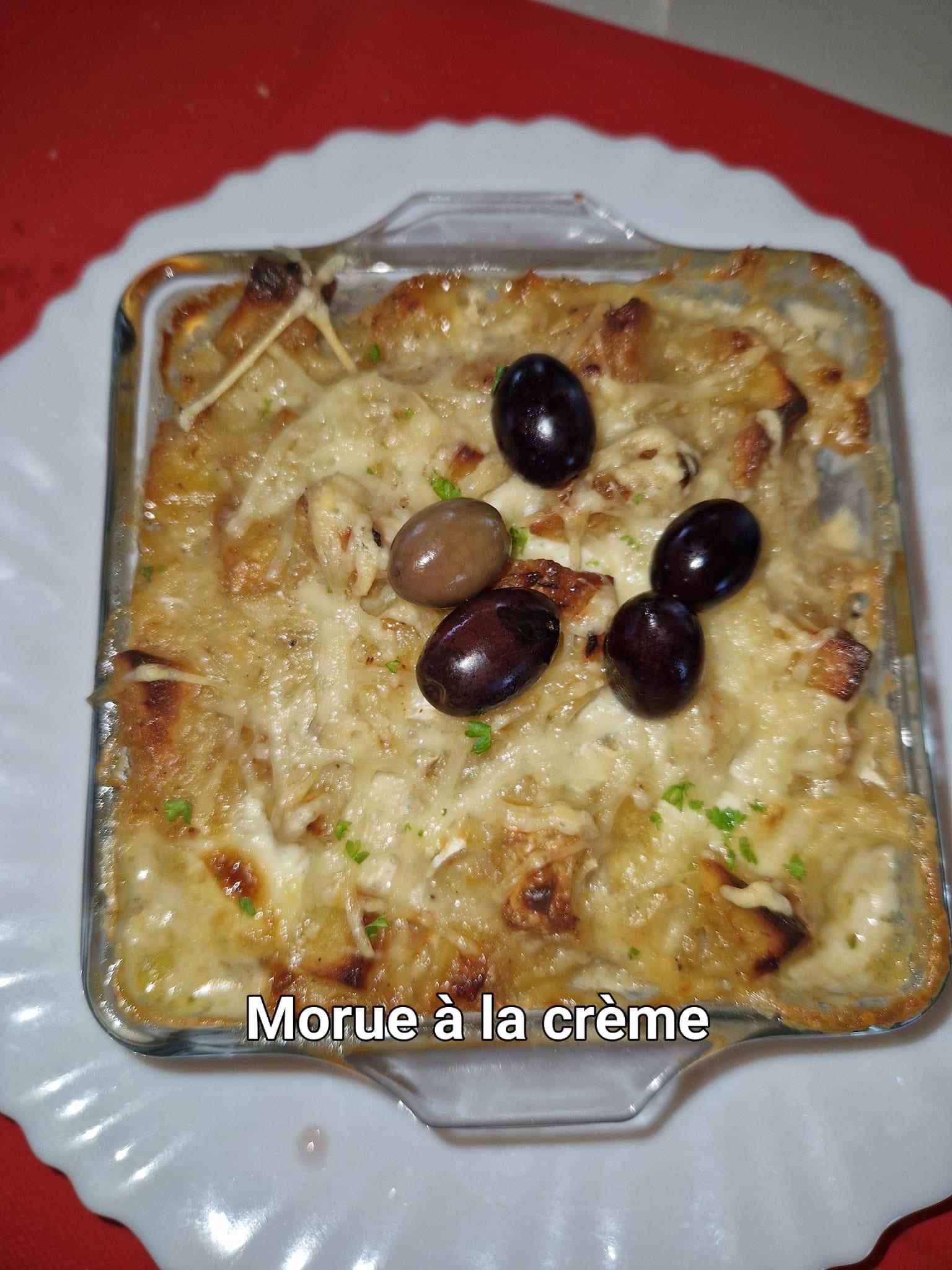 Morue, crème,pommes de terre,oignons,ail, persil , salade verte 